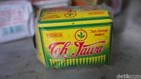 Teh Jawa yang diproduksi di Pekalongan ini masih mempertahankan kemasan aslinya. Perpaduan antara warna kuning dan hijau membuat kemasan teh ini terlihat segar. Teh bubuk dengan aroma melati ini sangat enak diseduh hangat-hangat untuk temani waktu bersantai. Foto: Lusiana Mustinda