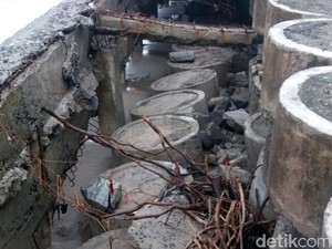 Ombak Palabuhanratu Rusak Jogging Track Senilai Miliaran Rupiah