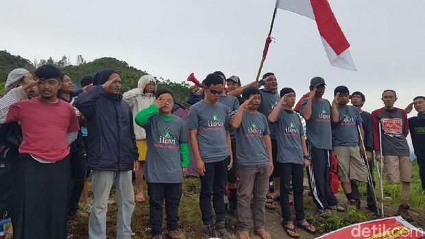 Upacara di puncak Gunung Sesean oleh atlet difabel