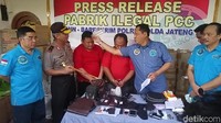 Ra usah mbujuki (nggak usah bohong). Ini jumlahnya besar, ngawur wae (ngawur saja), imbuh Buwas sambil mengeplak satu kaplet PCC ke jidat Joni. Plak!