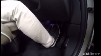 Kedua mengatur jarak antara bangku dengan pedal. Good Rule of Thumb-nya, saat kaki menginjak rem dan pedal gas, kaki membentuk sudut kaki sedemikian sehingga memindahkan kaki dari pedal rem ke pedal gas dengan mudah tanpa mengangkat kaki. Foto: Dadan Kuswaraharja
