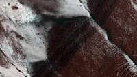 Gambar permukaan mars seluas kira-kira 1,5x3 km. Dalam foto tersebut terlihat selokan di lereng menghadap kawah. Gambar ini diambil oleh kamera HiRISE milik NASA, yang dipasang di Mars Reconaissance Orbiter-nya (Foto: Dok. NASA)