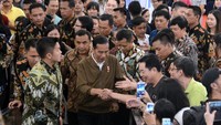 Meriahnya pengunjung mal yang ingin bersalaman langsung dengan Jokowi. 