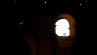 Supermoon yang terlihat melalui lengkungan di wilayah Ronda, Spanyol (Foto: Dok. REUTERS/Jon Nazca)