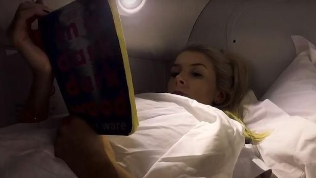 Senyum dan Pengorbanan Awak Kabin Saat Mengudara