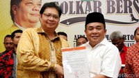 Akom menyerahkan surat dukungan kepada Airlangga.