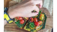 Kebiasaan sehatnya tersebut ia bagikan di akun Instagram pribadinya. Mulai dari memajang foto-foto makanan berbahan sayur seperti vegan burger, salad, hingga green smoothies. Foto: Instagram @sophienavita