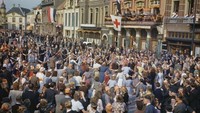 Beberapa detail menakjubkan yang hilang dalam beberpa momen tiba-tiba muncul. Ada warna beraksen oranye, yakni warna keluarga Kerajaan Belanda dalam adegan pembebasan di Eindhoven, Belanda (CNN Style/IWM)
