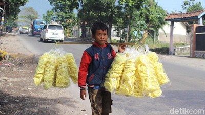 Foto: Ini Sutrisno, Bocah yang Jual Kerupuk untuk Hidupi Keluarga
