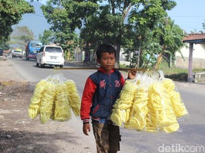 Duka Fadil Penjual Kerupuk: Kena Jambret dan Tersiram Air Panas