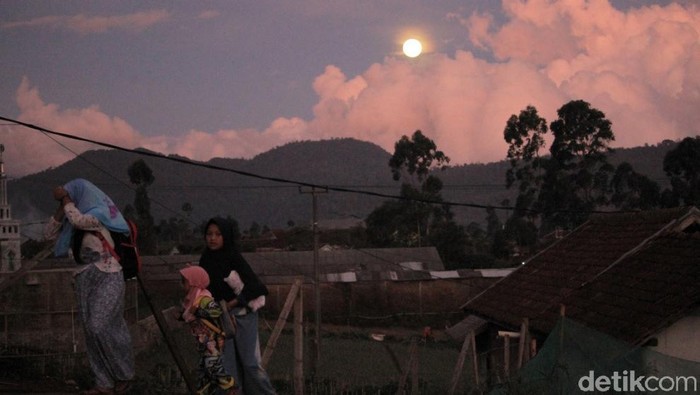 Penampakan Supermoon terjadi di langit Kabupaten Bandung yang berada di pemukiman Kecamatan Kertasari, Kabupaten Bandung, Jawa Barat.

Penampakan itu terlihat, Minggu (3/12/2017) sekitar Pukul 18.00 WIB. Meski hari mulai malam, namun langit tetap cerah dan super moon muncul dibalut awan tebal berwarna putih.