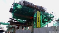 Bila dilihat dari sepanjang Velodrome Rawamangun hingga Kelapa Gading, terlihat lebih dari 100 tiang panca beton yang sudah berdiri sempurna.