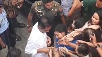 Paspampres yang ada di dekat Jokowi sigap membantu warga yang ingin foto bareng (Foto: Disty)