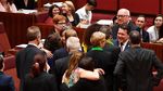 Foto: Ini Politikus Australia yang Lamar Kekasih Gay-nya di Parlemen