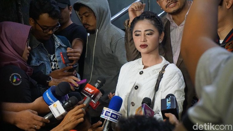Resmi Lapor Balik Petugas TransJ, Dewi Persik: Maju Terus, Pantang Mundur! Resmi Lapor Balik Petugas TransJ, Dewi Persik: Maju Terus, Pantang Mundur!