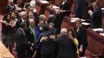Foto: Ini Politikus Australia yang Lamar Kekasih Gay-nya di Parlemen