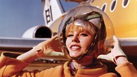 Nah helm tersebut menjadi aksesoris yang dikenakan agar rambut para pramugari tidak mudah berantakan saat bertugas (SFO Museum)