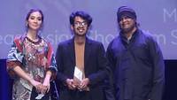 Marsha Timothy bersama Makbul Mubarak ketika The Malediction diumumkan memperoleh Special Mention.  (Official SGIFF 2017)