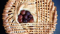 Ko mengaku hanya menggunakan alat sederhana untuk membuat pie-nya. Kali ini ia membuat pie edisi Natal dengan pola adonan pie bersilang di bagian atasnya. Foto: Lauren Ko
