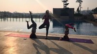 Eit jangan salah, Aura Kasih mendapatkannya juga dengan usaha lho. Salah satunya dengan melakukan yoga. (Foto: Instagram @aurakasih)