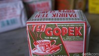  Teh Gopek yang diproduksi oleh PT. Gopek Cipta Utama, Slawi ini memang sudah terkenal enak rasanya. Kemasan yang berwarna hijau dengan tulisan warna merah ini terlihat sederhana. Foto: Lusiana Mustinda
