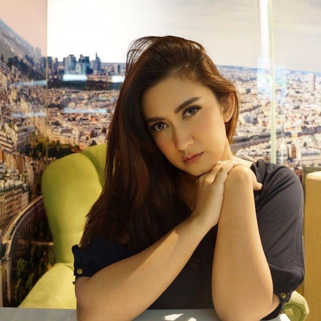 Nafa Urbach adalah salah satu artis yang awalnya beragama Kristen dan memutuskan menjadi mualaf saat berpacaran dengan Primus Yustisio selama empat  tahun. Namun saat menikah dengan Zack Lee ia kembali memutuskan untuk pindah agama Kristen. Nafa dan Zack kini sudah bercerai. Foto: Instagram