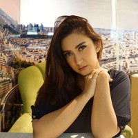 Nafa Urbach adalah salah satu artis yang awalnya beragama Kristen dan memutuskan menjadi mualaf saat berpacaran dengan Primus Yustisio selama empat  tahun. Namun saat menikah dengan Zack Lee ia kembali memutuskan untuk pindah agama Kristen. Nafa dan Zack kini sudah bercerai. Foto: Instagram