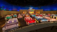 Uniknya, Sci-Fi Dine-In Theater Restaurant bukan hanya memberikan desain bioskop ‘jadul’. Tetapi film-film retro dari tahun 50an juga ditampilkan di sini (Disney World)