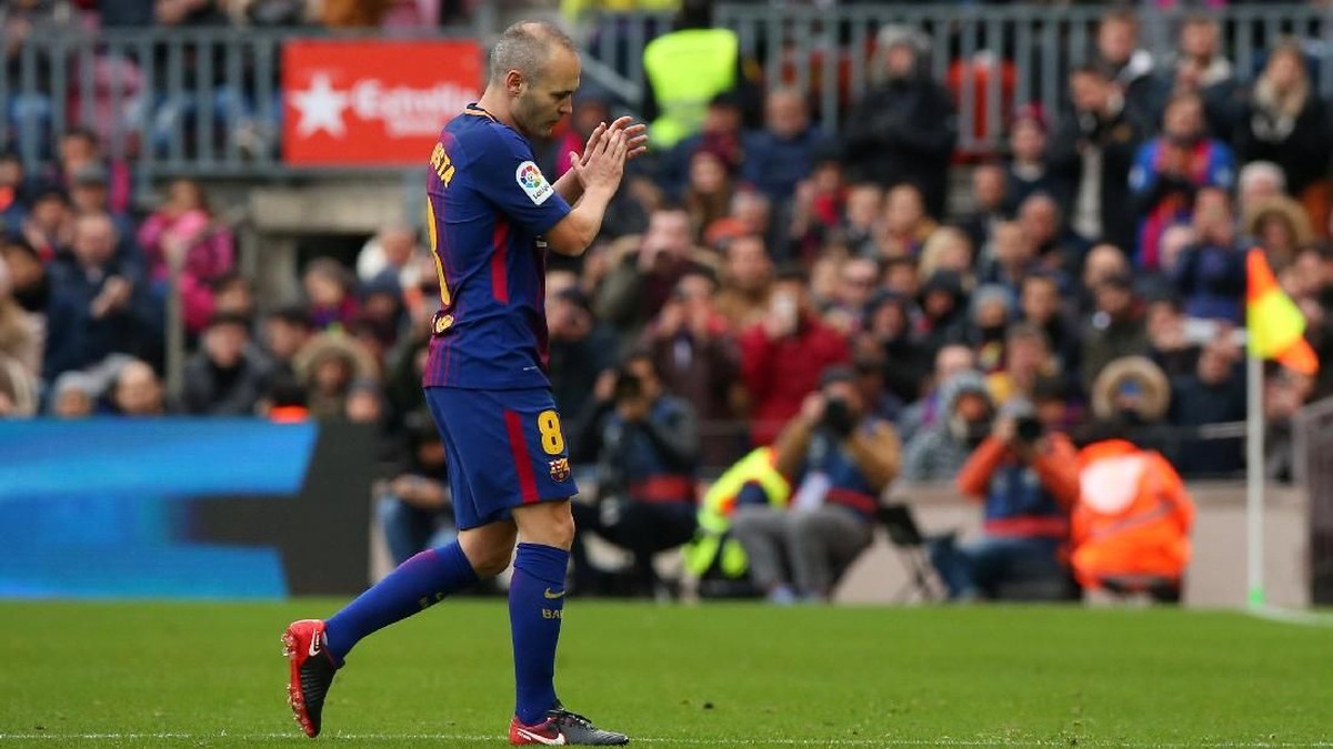 Andres Iniesta mengalami cedera betis dan akan absen di laga Barcelona vs Sporting CP di Liga Champions (Foto: Albert Gea/Reuters)