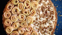 Duh, cantiknya! Pie bertopping bunga mawar yang dibuat dari lembaran apel. Ko memadukannya dengan krim dulce de leche dan pecan yang sudah diberi gula. Foto: Lauren Ko