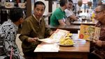Gaya Santai Jokowi di Bandung: Ke Mal hingga Makan Tahu Petis