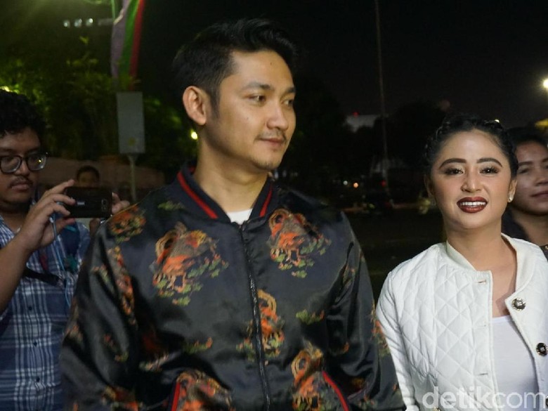 Keluarga Belum Tahu Masalah Dewi Persik dan Suami Keluarga Belum Tahu Masalah Dewi Persik dan Suami