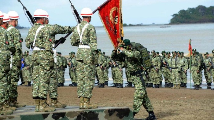 Pangkostrad Letjen TNI Edy Rahmayadi menutup Latihan Standarisasi Prajurit Kostrad Gelombang IV TA. 2017 di Pantai Palampang, Sukabumi, Jawa Barat, Senin (4/12).