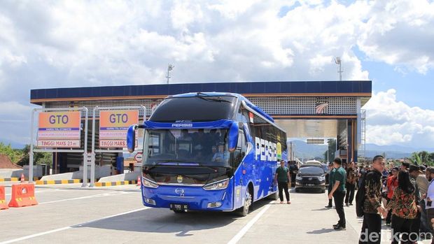 Gaya Jokowi Jajal Tol Soroja Pakai Bus Persib