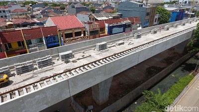 LRT Jakarta Dikebut: Rel Sudah Mulai Dipasang