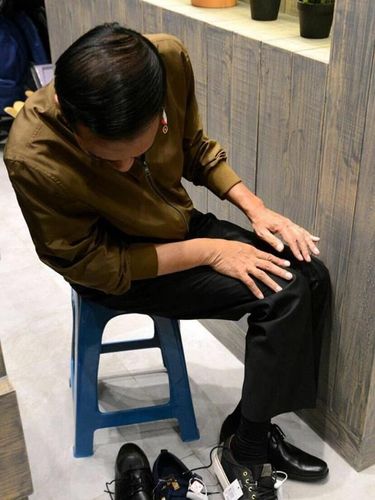 Presiden Jokowi saat memilih sepatu yang akan dibeli di salah satu mal di Bandung. 