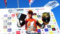 Gerry Salim mengangkat trofi juara. Pool/AHM.