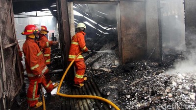 Gudang Kosmetik di Tambora Ludes Terbakar
