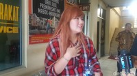Elishia datang ke Polsek Tanah Abang, Senin (4/11) siang tadi. Mengaku sebagai pemilik anjing Valent, dia mengaku ingin bertemu dengan Tommy Prabowo yang sempat menceritakan kisah Valent ditinggal di mobil.