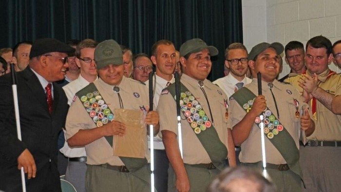 Ollie mendampingi ketiga putranya saat dinobatkan sebagai Eagle Scouts. (Foto: Facebook/Ollie Cantos) Ollie mendampingi ketiga putranya saat dinobatkan sebagai Eagle Scouts. (Foto: Facebook/Ollie Cantos)