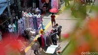 Meski sering ditertibkan, para PKL tetap nekat berjualan di atas trotoar.