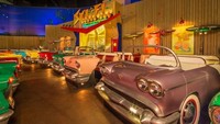 Seluruh properti juga senada dengan tema restoran. Dari mulai penanda masuk, tempat memesan makanan, sampai mesin popcorn juga tersedia di sana (Disney World)