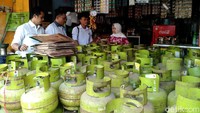 Di Pekalongan bahkan sudah hampir sebulan terjadi kelangkaan gas melon atau elpiji 3 kg ini. Kalaupun ada, harganya melonjak naik di pasaran. Di tingkat eceran harganya bervariasi antara Rp 17ribu hingga Rp 21ribu. Bahkan, di beberapa wilayah seperti di Bumirejo, Pekalongan Barat, harganya bisa mencapai Rp 24ribu. Foto: Robby Bernardi/detikcom