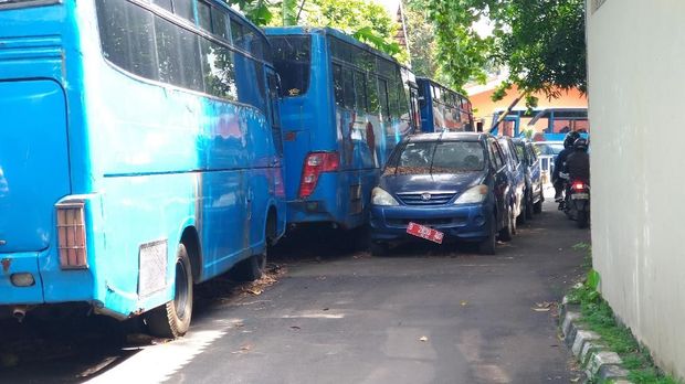 Di DPR, Berderet Mobil-mobil Dinas yang Telantar Hingga Karatan
