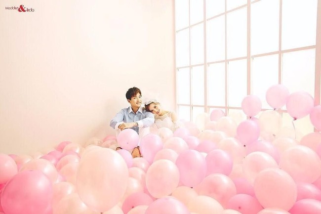 Nuansa pink dipilih dalam prewedding pria Korea yang sering wara-wiri di TV Tanah Air ini.  Foto: dok. Instagram (wedding & indo)