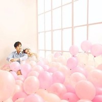 Nuansa pink dipilih dalam prewedding pria Korea yang sering wara-wiri di TV Tanah Air ini.  Foto: dok. Instagram (wedding & indo)