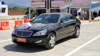 Mobil kepresidenan mengikuti dari belakang.