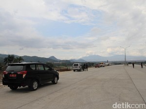 Indahnya Gunung Tangkuban Perahu Dilihat dari Tol Soroja