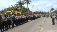 Kapolres Kulon Progo AKBP, Irfan Rifai, memimpin langsung pengamanan proses perobohan rumah warga (Foto: Ristu Hanafi/detikcom)