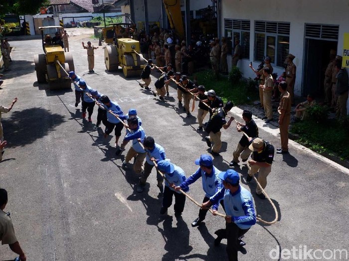 Dinas PUPR Wonosobo memperingati hari bakti PU ke-72 dengan lomba adu cepat jalan menarik stoomwals